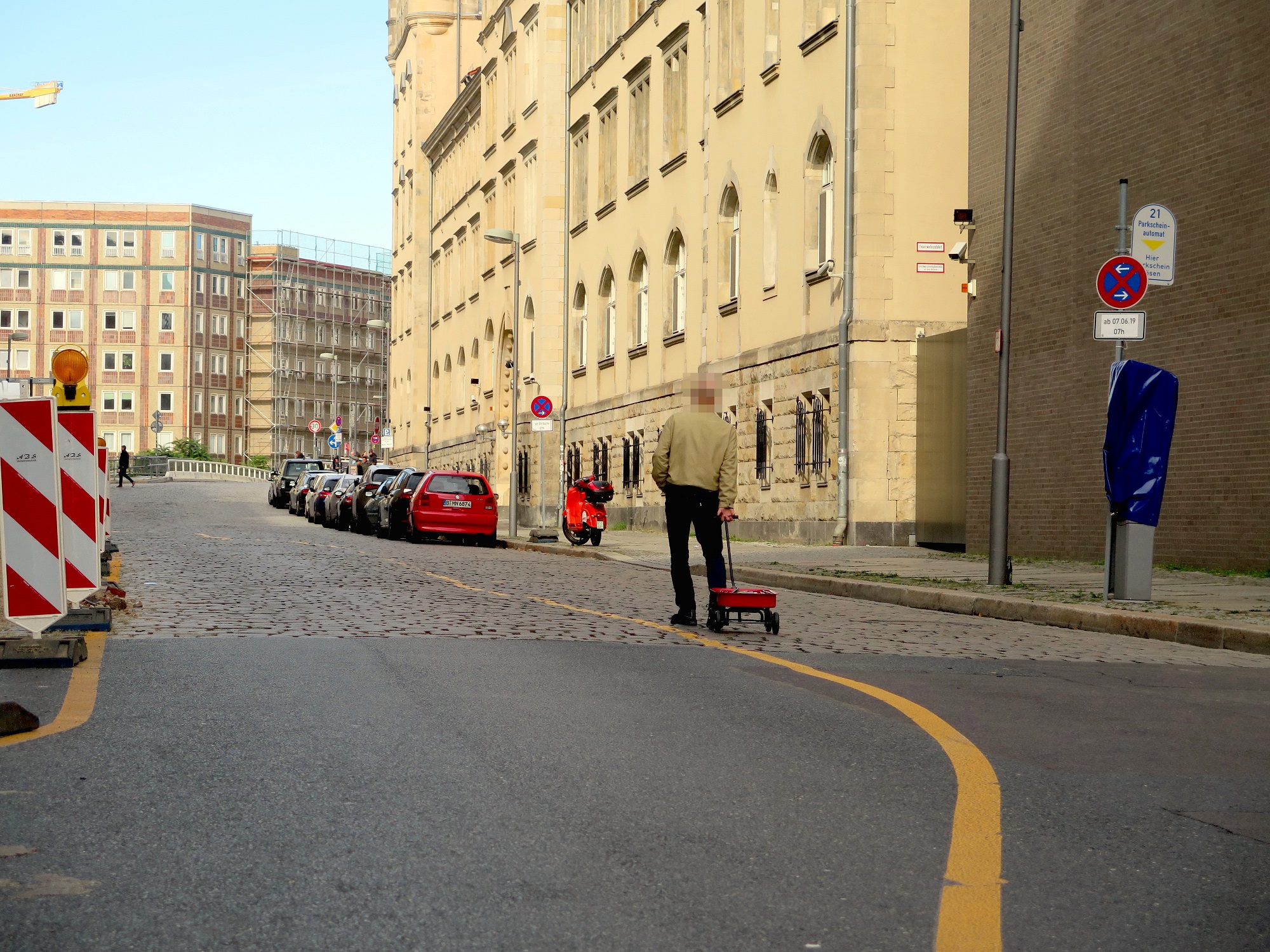 德國行為藝術家拖着一籃智能手機於街上慢步。（網上圖片）