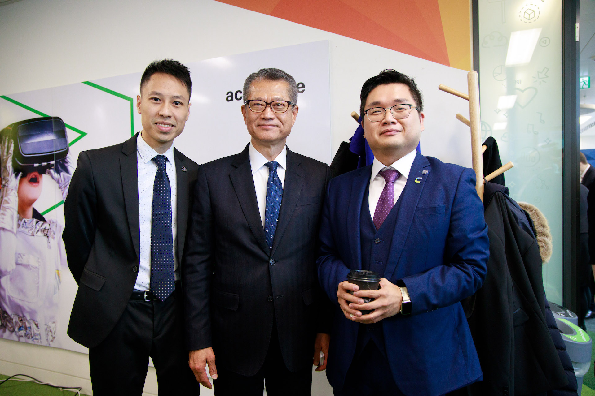 陳建中（左一）在去年10月，參加了財政司司長陳茂波（中）率領的金融科技代表團。（受訪者提供圖片）