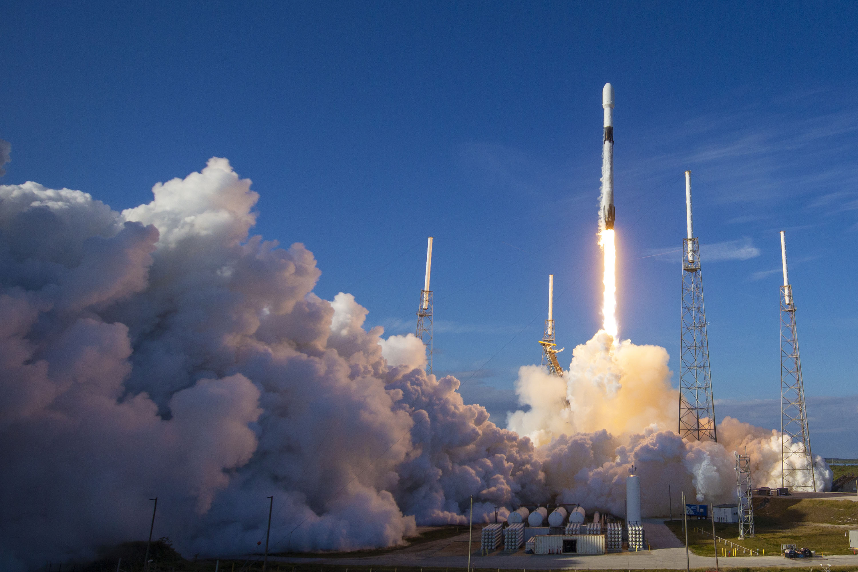 衞星以獵鷹九號火箭發射升空，每次可運載重達200公斤。（SpaceX圖片）