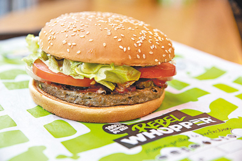 漢堡王會因應市場需求及潮流推出新產品，圖為素肉漢堡。
