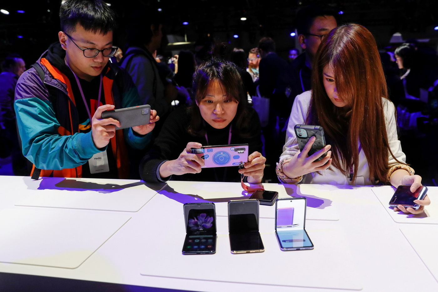 三星電子周二發布新一款可折疊的4G智能手機Galaxy Z Flip。（路透圖片）