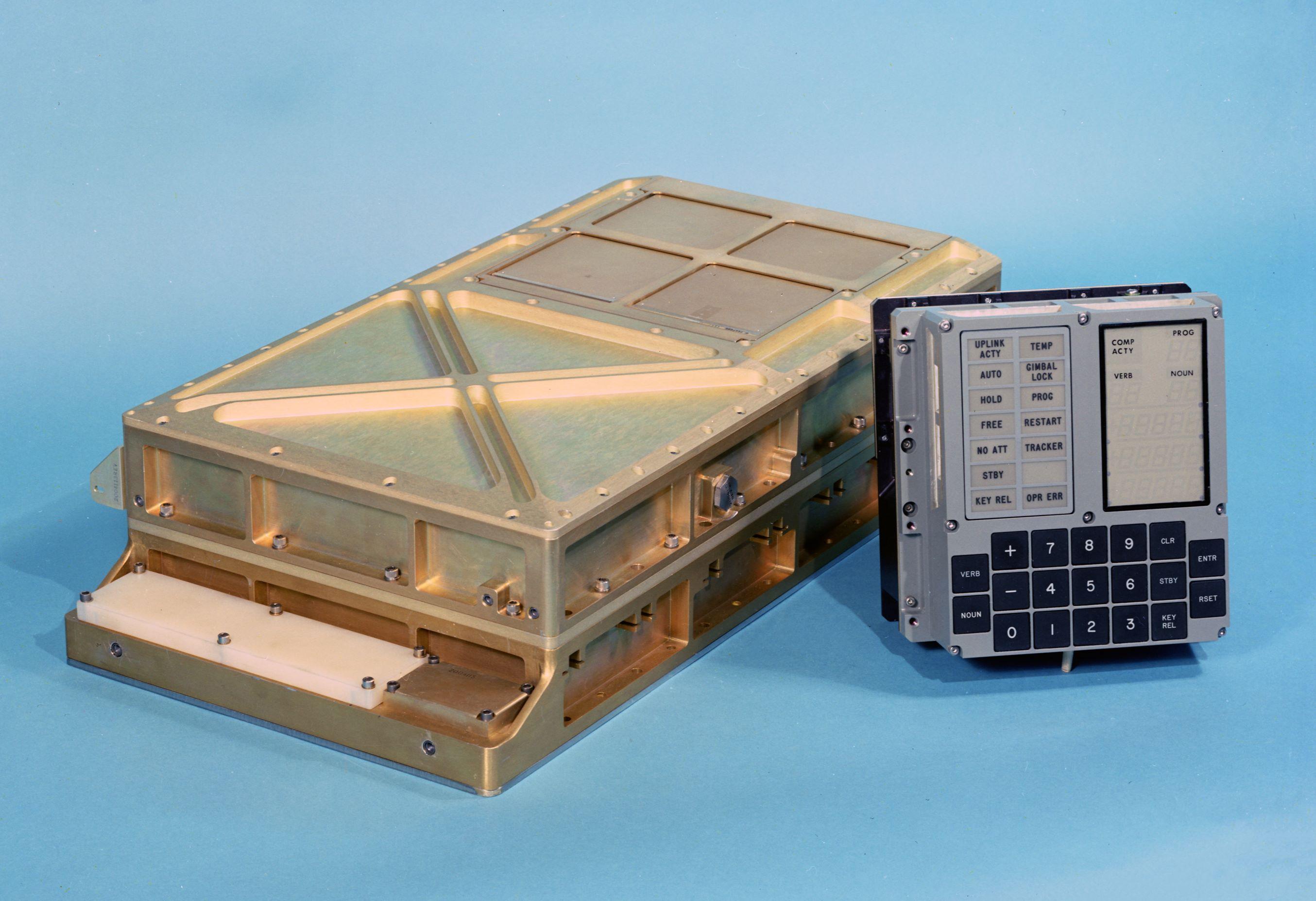 阿波羅11任務使用的導航電腦，其運作時脈只有1.024 MHz。（NASA網上圖片）