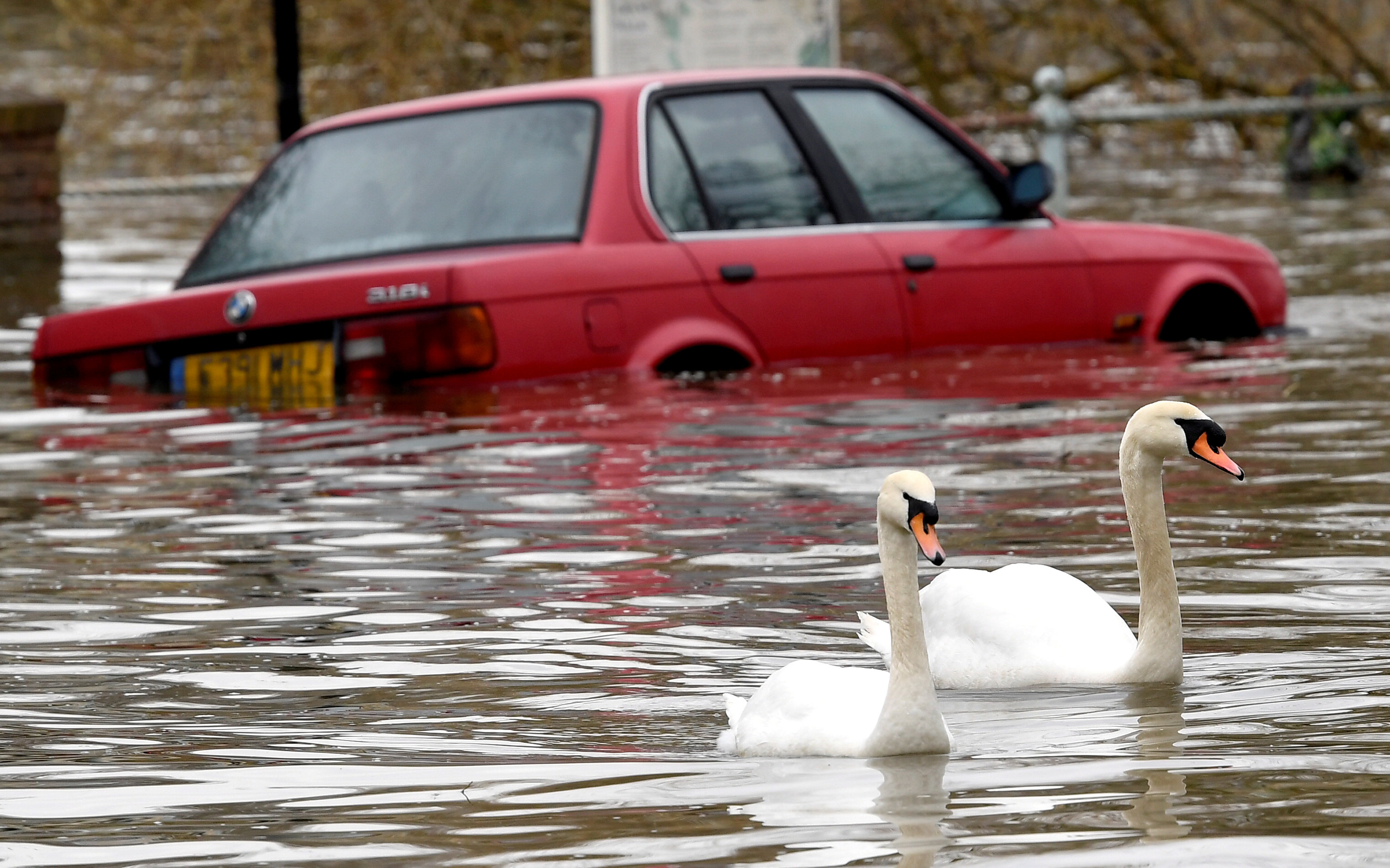 英國近日受極端天氣影響，多處出現暴雨及水浸。（路透資料圖片）