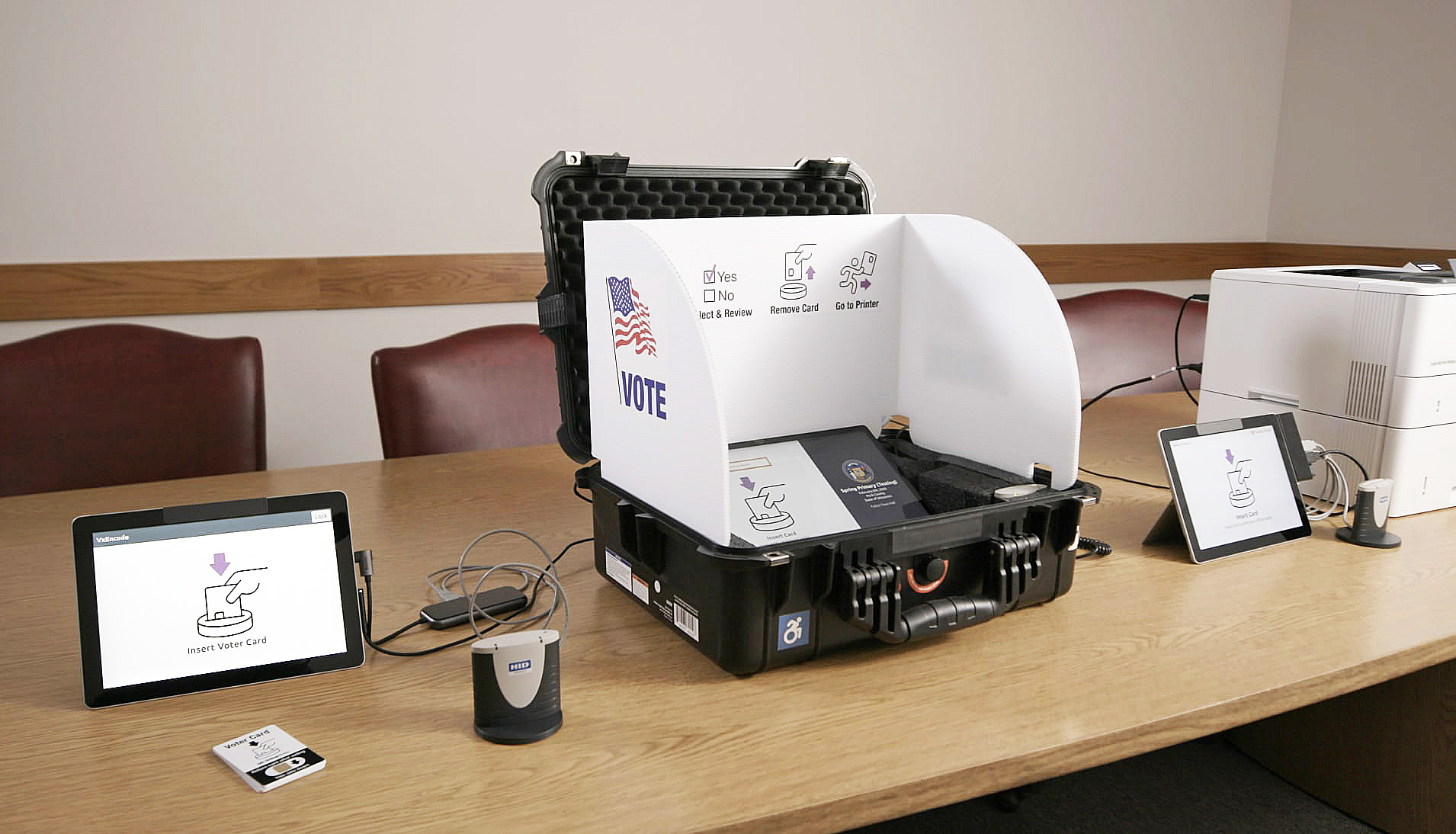 在觸控屏幕投票後，旁邊打印機會列印收據，選民可掃QR二維碼翻查紀錄。（微軟資料圖片）