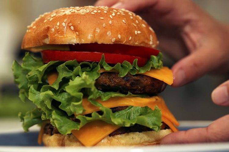 嘉吉宣布，將於4月份推出基於植物的「漢堡肉餅」和人造「肉餡」產品。（路透資料圖片）