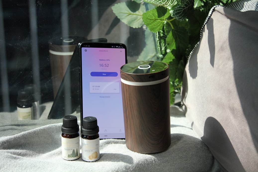 智能香薰機Aromeo採用霧化技術，不用加水，能使用手機應用程式操作，可設定不同模式，此智能香薰系統並已獲得專利。