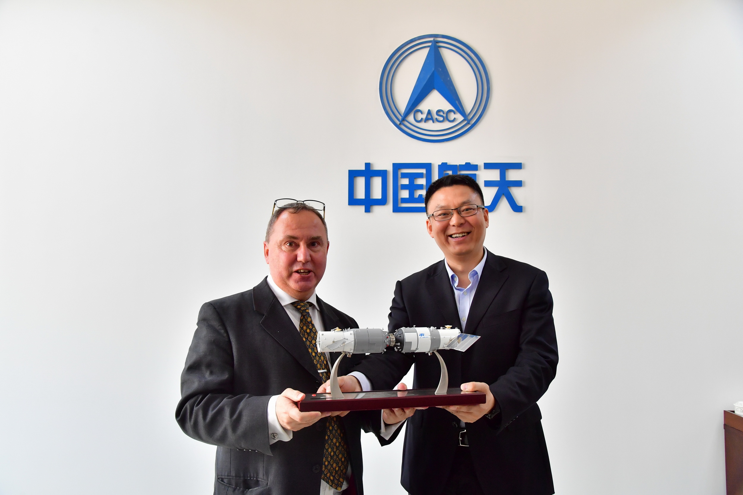 港大與中國航天科技集團公司北京空間機電研究所在內的合作夥伴，為學生提供太空科學實習機會。（港大圖片）
