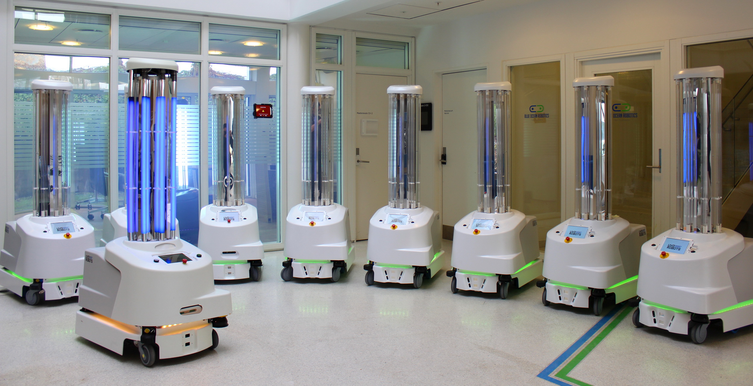 機械人釋出大量短波長UVC紫外光，有效清除房間表面99.99%細菌。（UVD Robotics圖片）