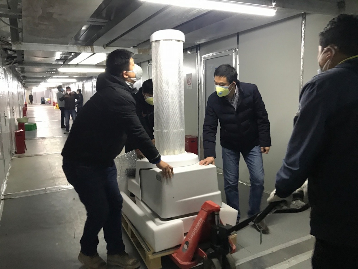 首台UVD消毒機器人，2月底運抵武漢雷神山醫院，以遏止冠狀病毒傳播。（央視網圖片）
