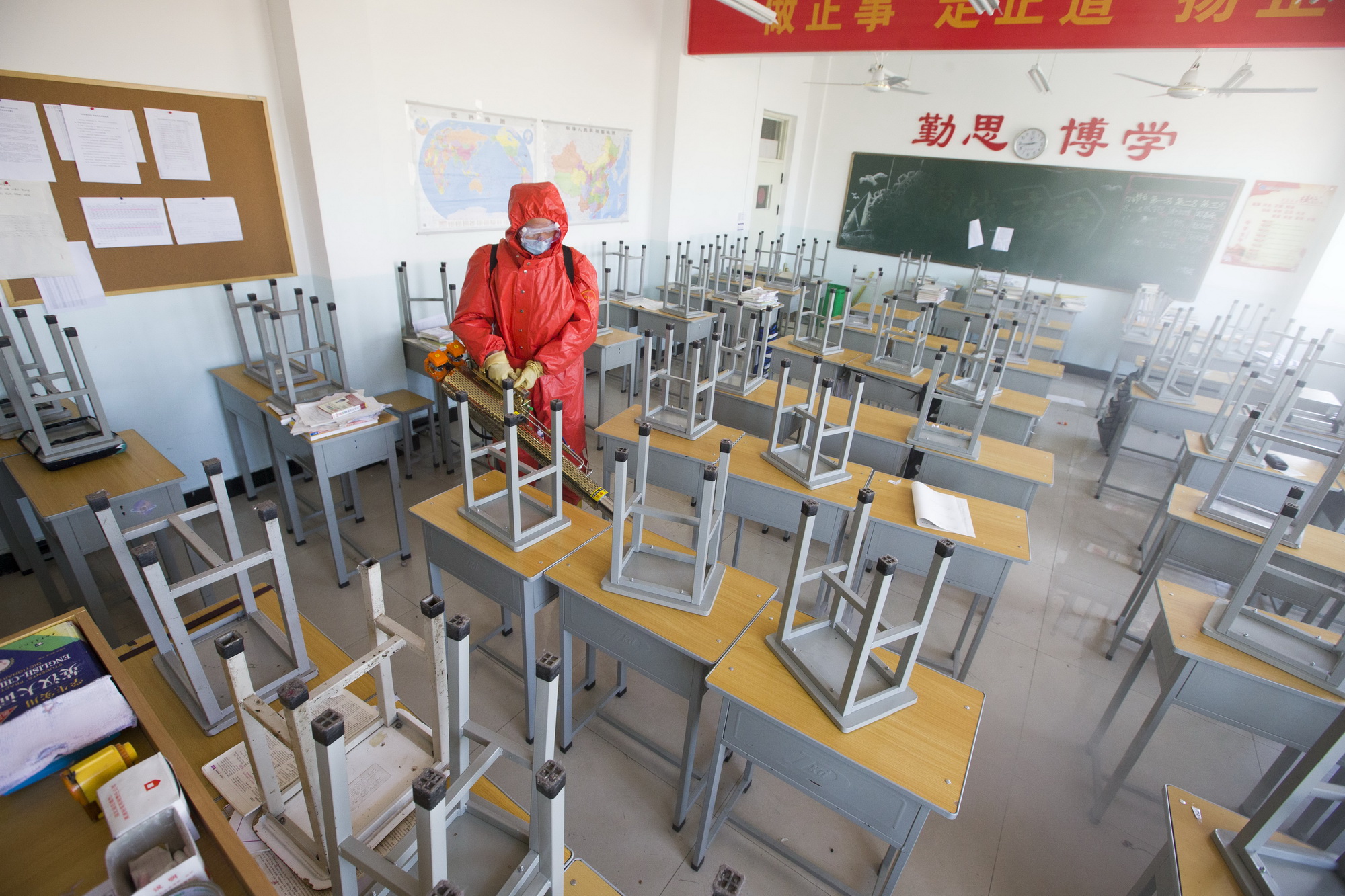 中國採取嚴厲的封鎖和隔離措施，包括關閉學校等公眾場所。（中新社資料圖片）