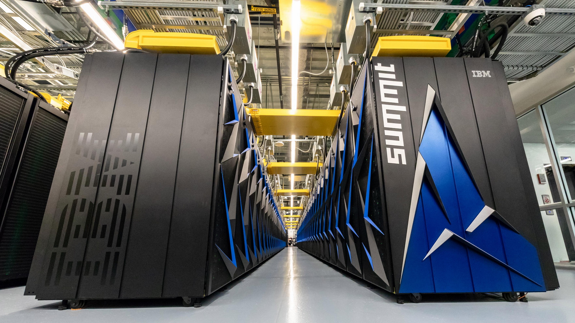 美國能源部旗下的「Summit」超級電腦，其浮點運算高達每秒14.86億億次。（IBM圖片）