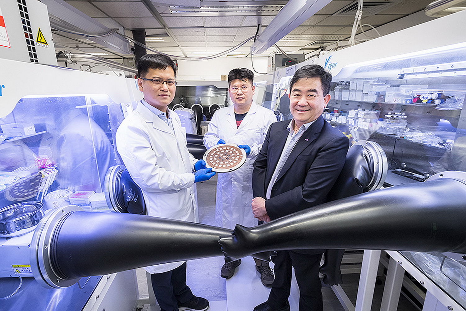 城大研究團隊（左起）朱宗龍、王晶及任廣禹等， 展示研發出的新型太陽能電池。（城大圖片）