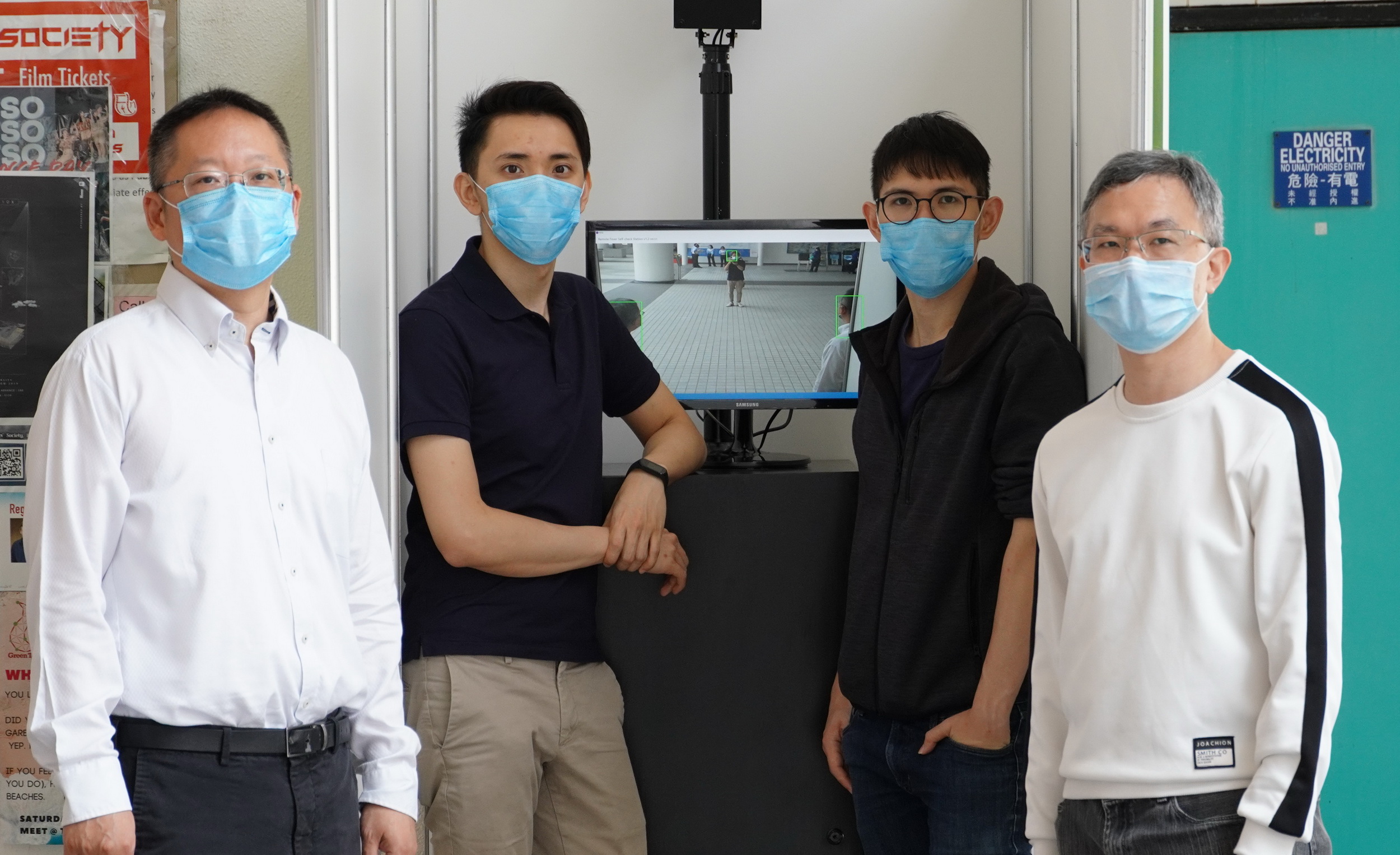 蘇孝宇教授（左一）及團隊研發的智能發燒偵測系統，聲稱能同時偵測最多100人是否發燒。（科大圖片）