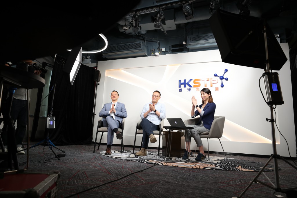 香港科技園公司首席科技總監戴紹龍（左）及Lalamove人力資源副總裁余浩然（中）攜手打響頭炮，為網上分享會揭開序幕。