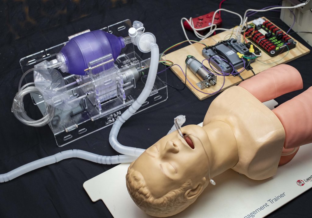 麻省理工開發的呼吸器MIT E-Vent，短期內向FDA提交上市申請。（麻省理工圖片）