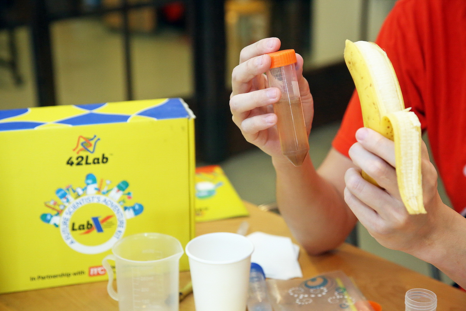 42Lab頭炮產品LabX，可讓小學生抽取香蕉DNA。（黃潤根攝）