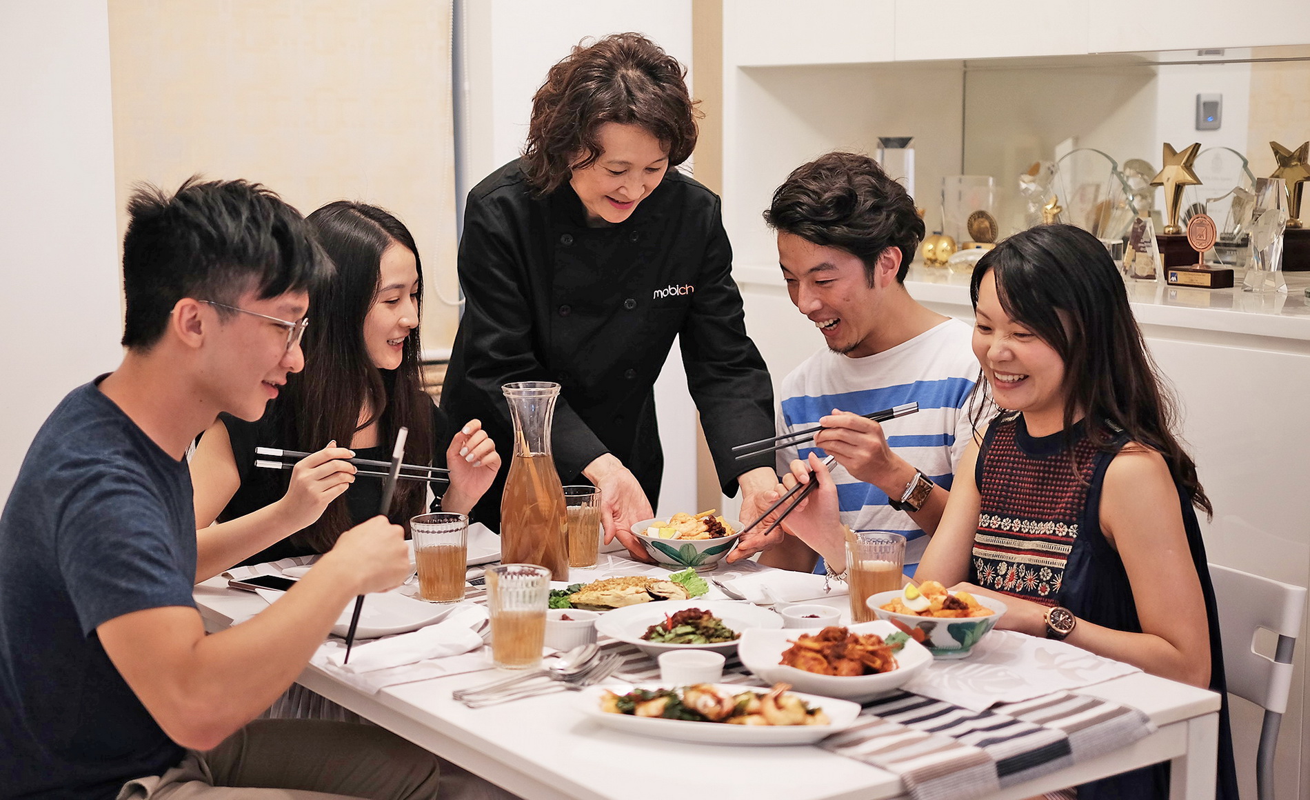 MobiChef召集星級大廚，上門為客戶煮私房菜，故亦重視其溝通能力。（MobiChef圖片）