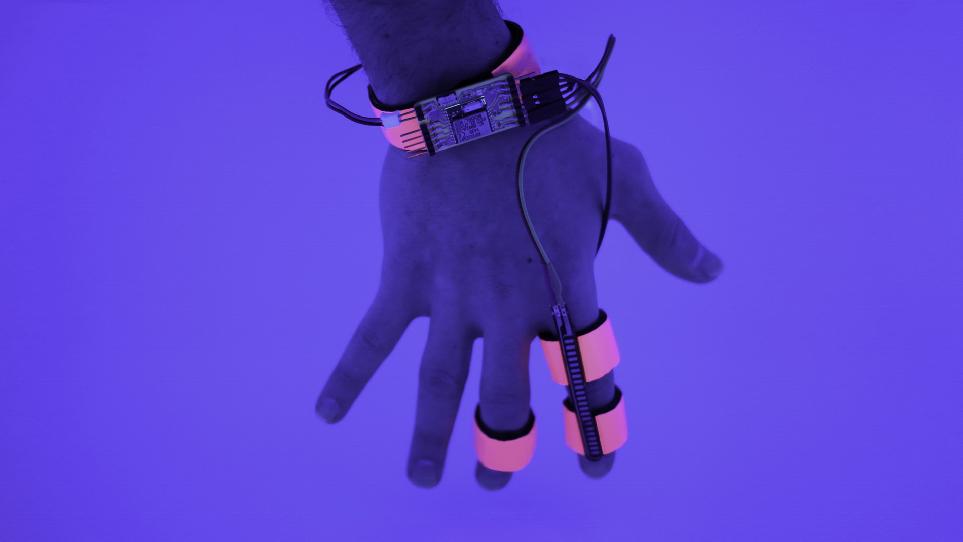 智能手套Dormio透過預錄語音訊息催眠，在腦海植入特定概念。（麻省理工圖片）
