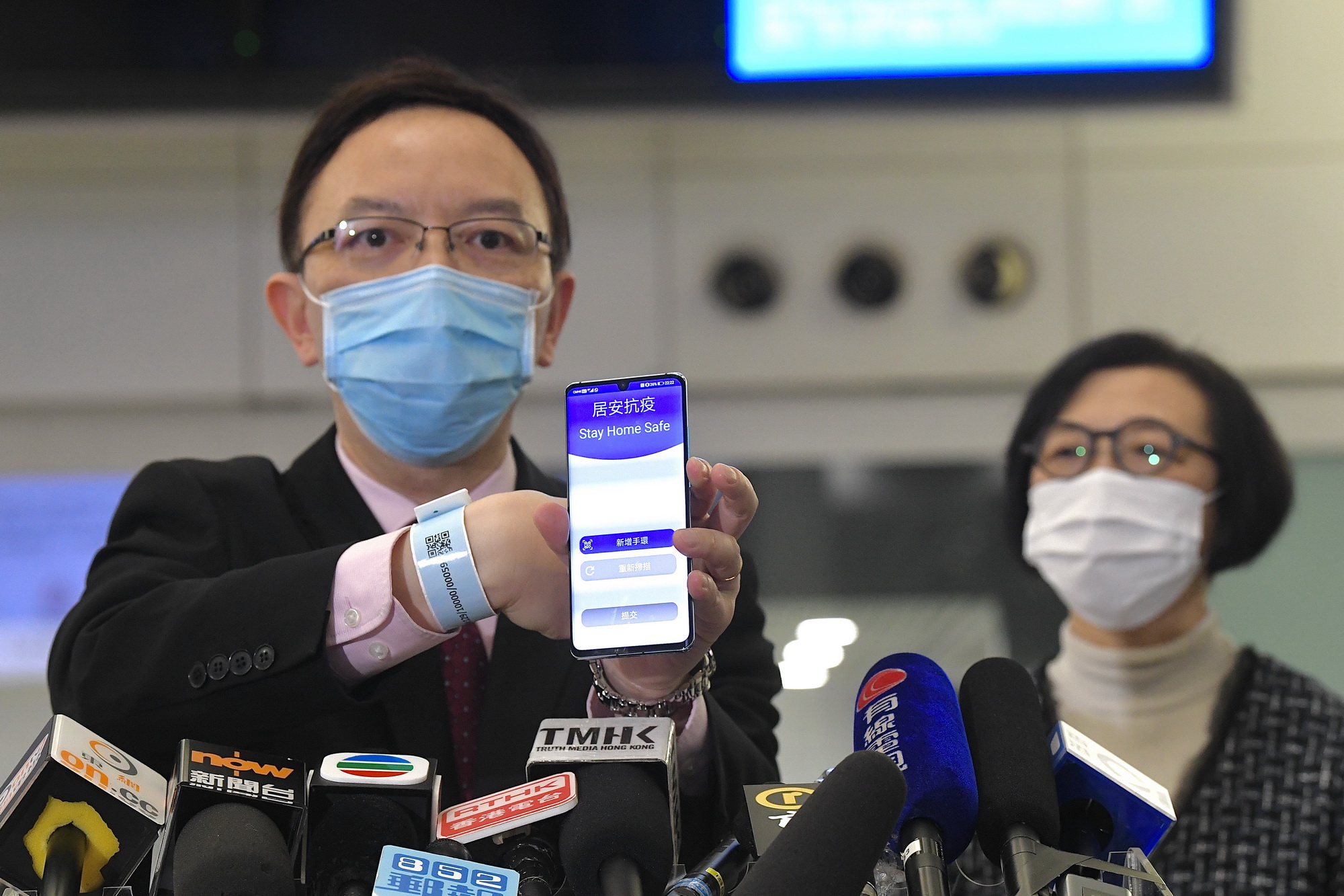 香港政府利用藍牙手帶， 監察有可能感染新冠肺炎而需要接受強制家居隔離的人士。（中通社資料圖片）