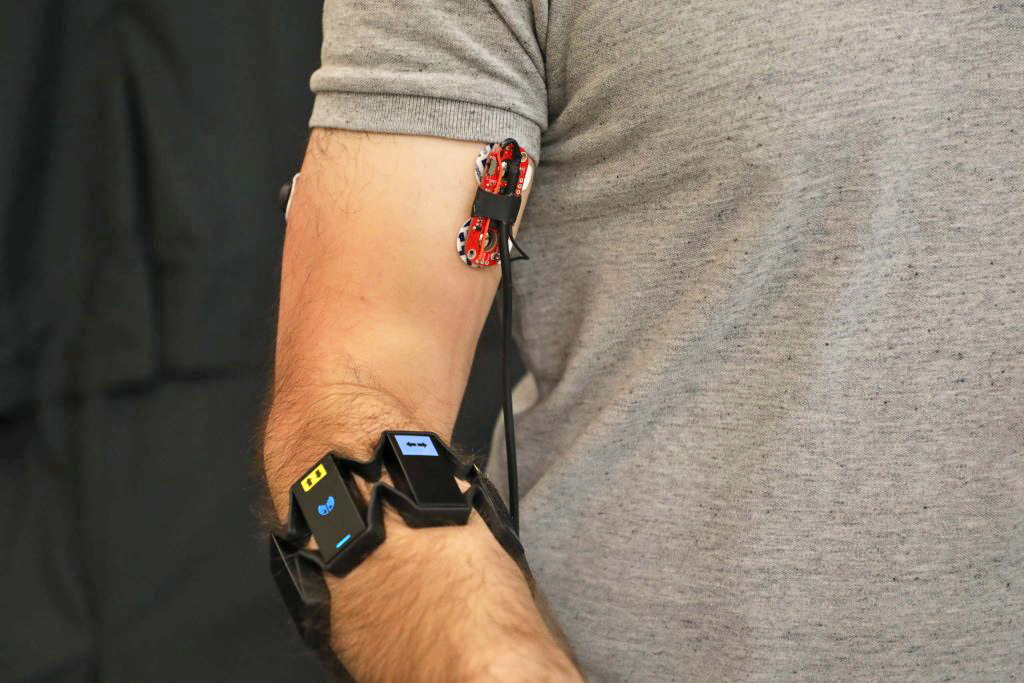 傳感器偵測前臂肌肉的舒張活動，最多支援8種導航手勢。（MIT CSAIL圖片）