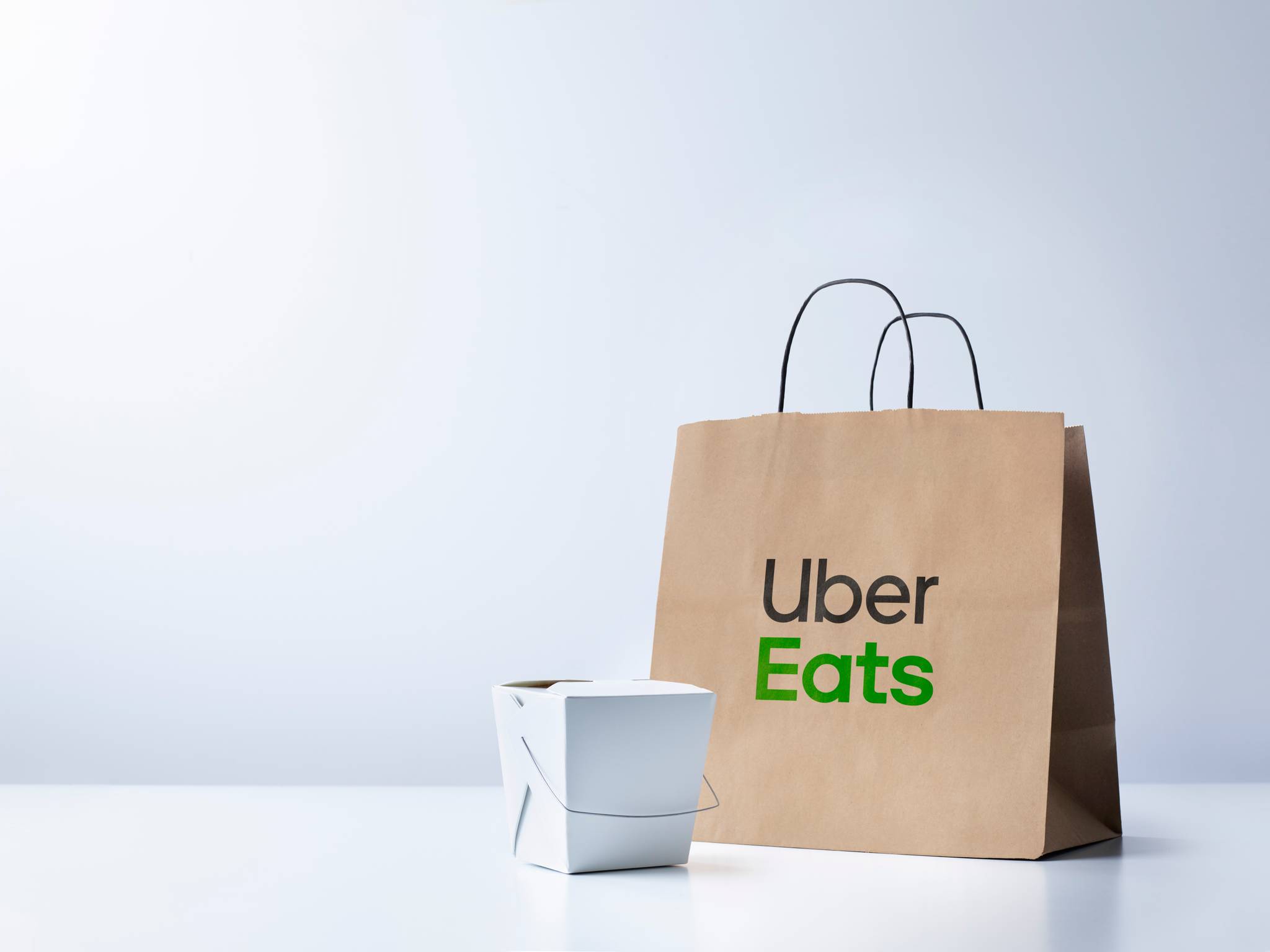 Uber Eats為人們提供賺取收入的機會，可在此經濟艱難時期發揮效益。（Uber香港圖片）