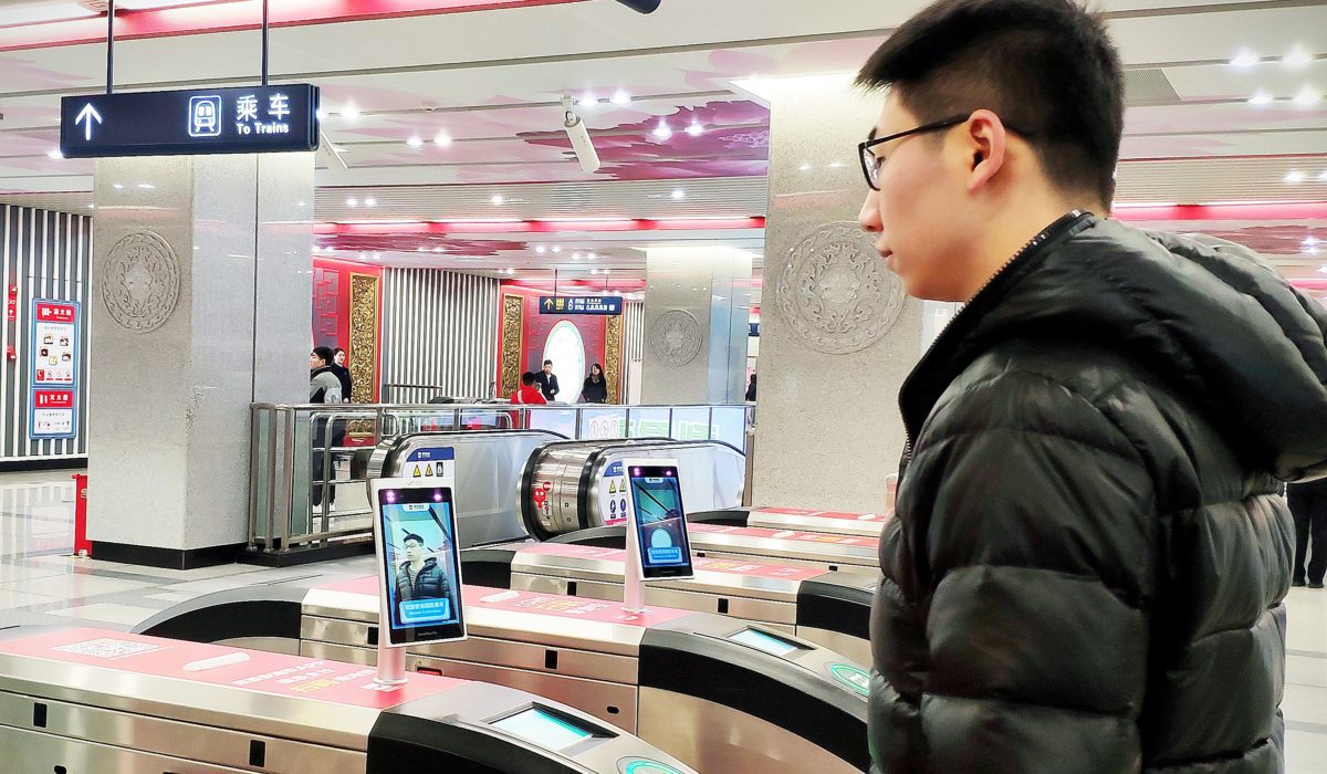 商湯科技推出的智能通勤系統，乘客可透過掃描二維碼或臉部，出入地鐵閘口及支付車費。（商湯科技圖片）