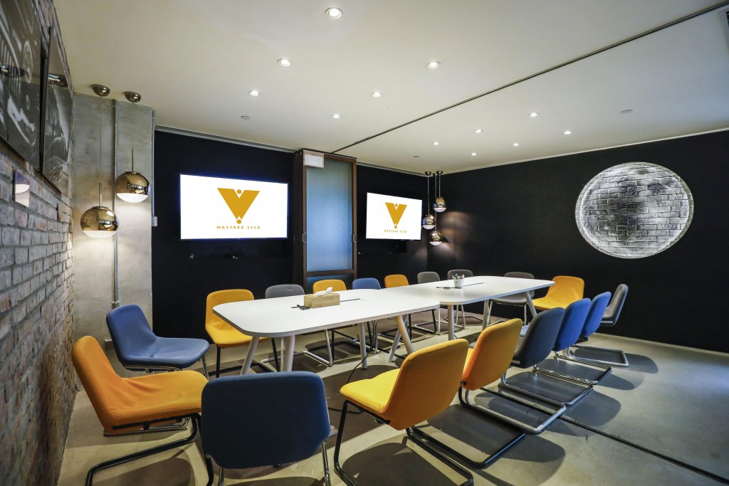 Mustard Seed的會議室可以容納6-20人，會議形式亦可按需要而設置。