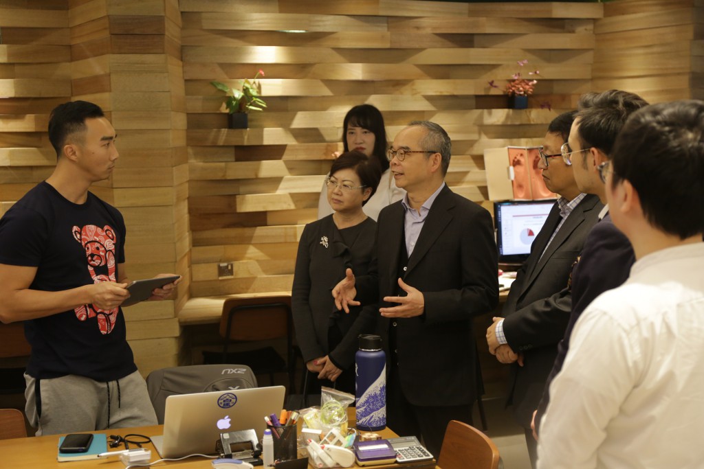 時任民政事務局局長劉江華去年參觀Mustard Seed時，Ivan就曾向他介紹公司業務並作出交流。