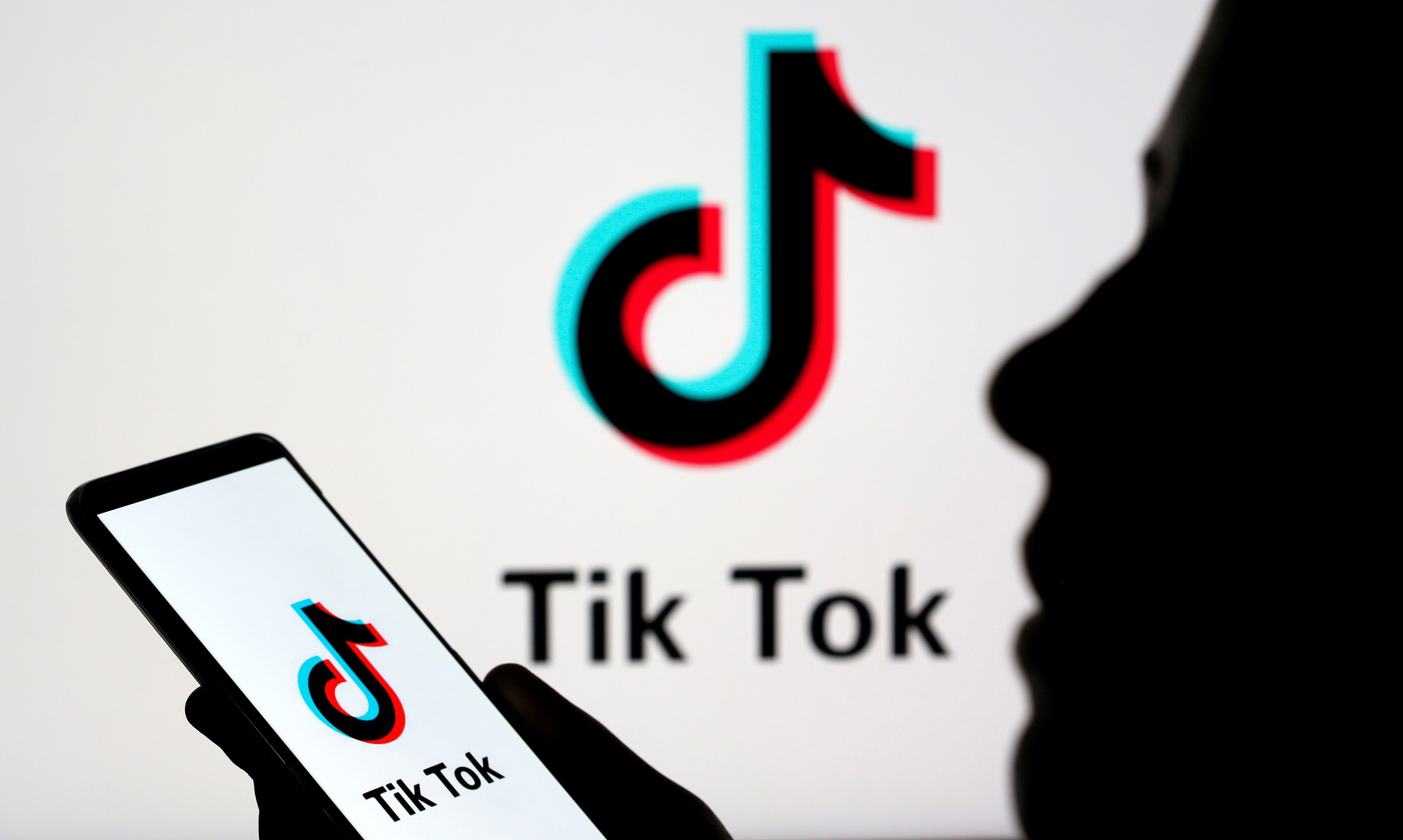 疫情令民眾以上網打發時間，帶動TikTok等的手機應用程式下載率激增。（路透資料圖片）