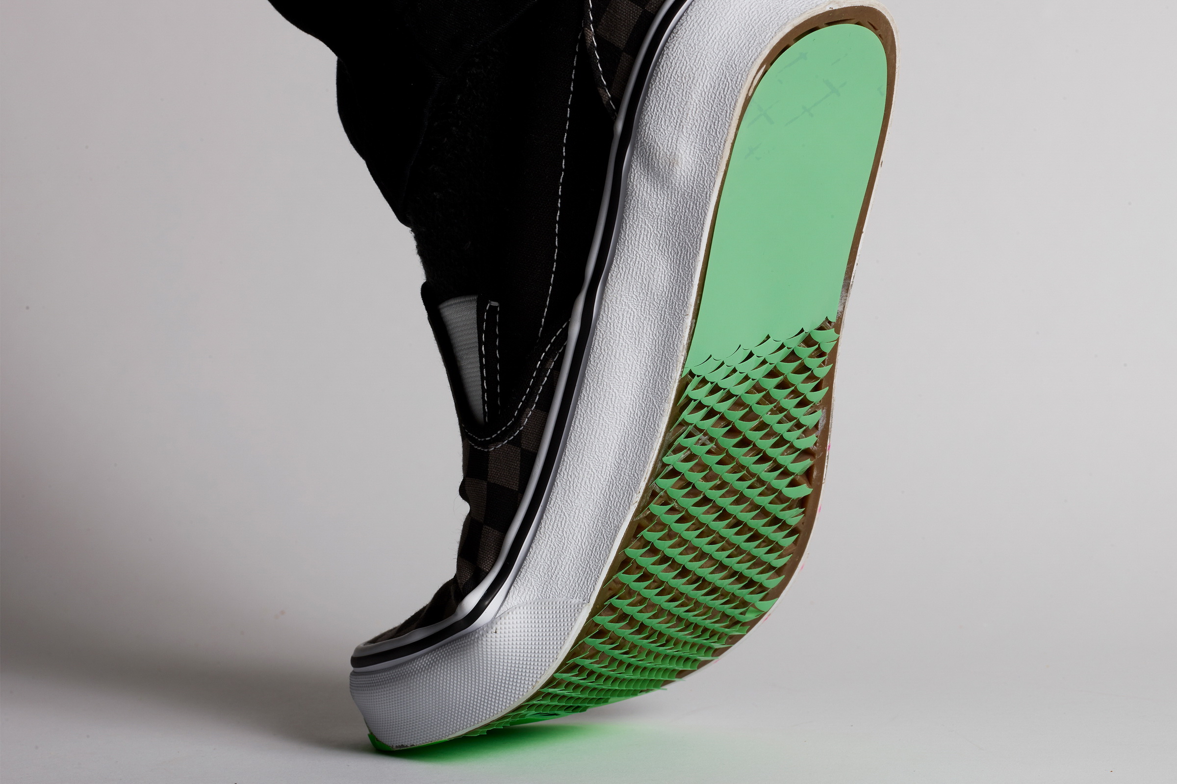 受日本剪紙藝術啟發，MIT研發防滑新塗層，增強鞋底與地面的摩擦力。（麻省理工圖片）