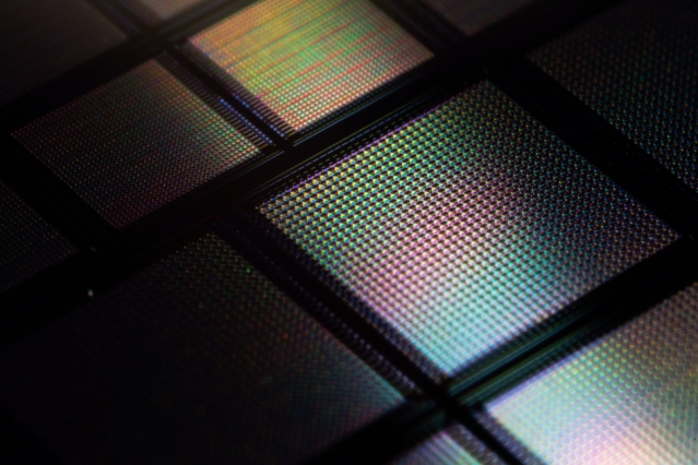 MIT研發的微型人工腦晶片，由成千上萬的合金突觸製成。（MIT網站圖片）