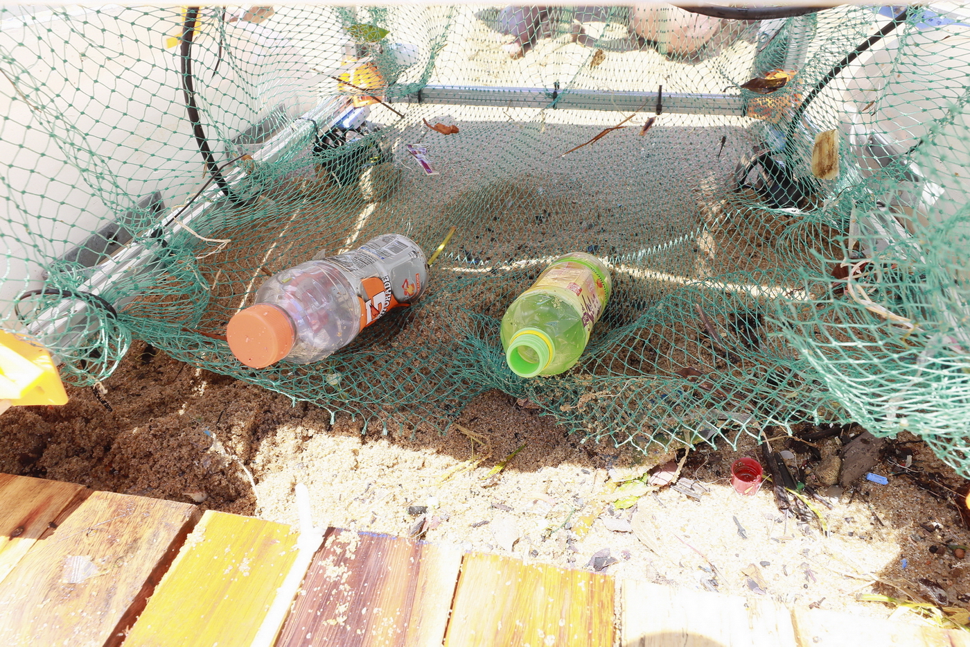 若要從捕撈網中揀出可回收垃圾，仍須靠人手進行。（黃勁璋攝）
