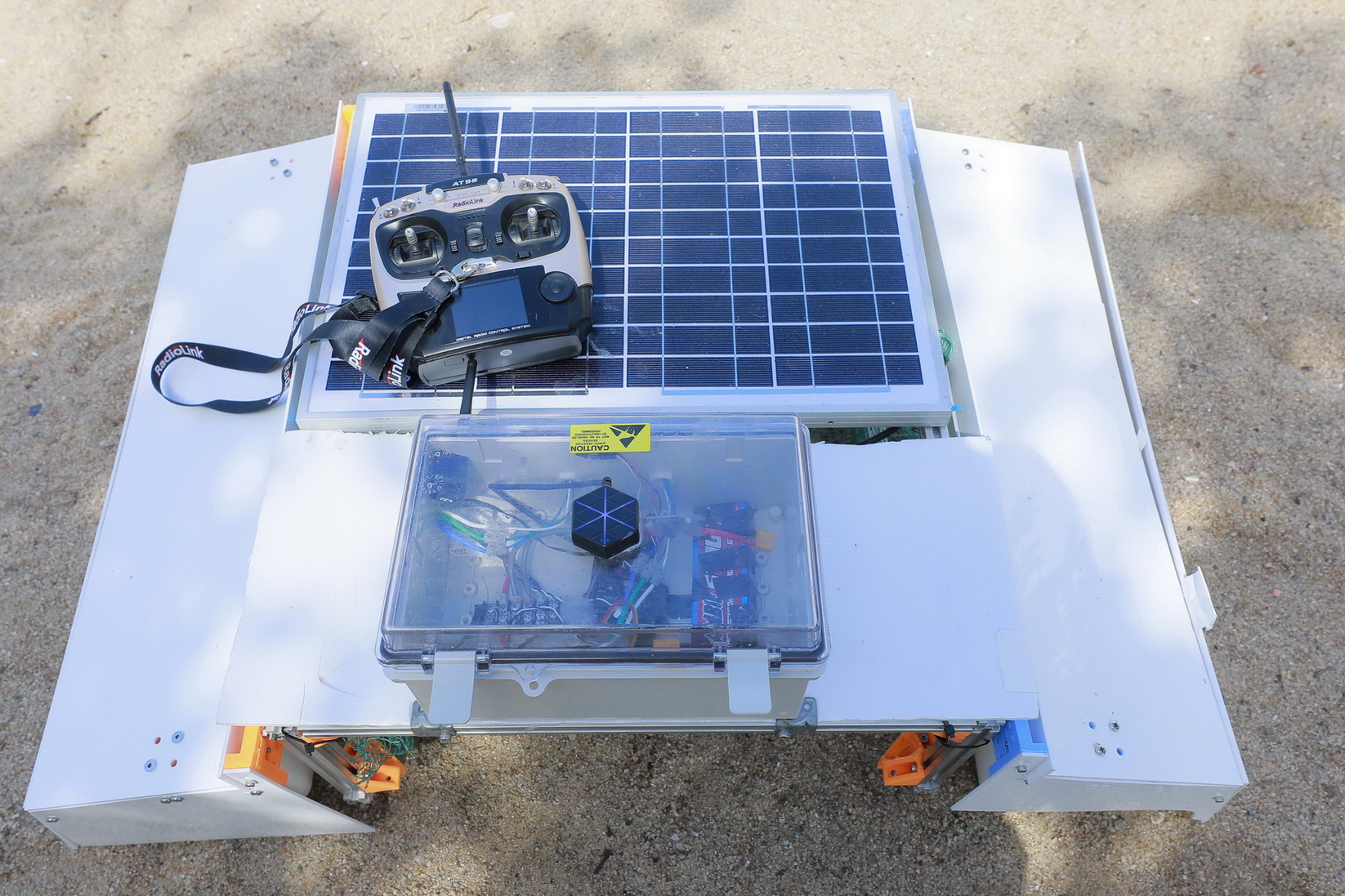ClearBot設有太陽能板，確保電池電力不足時，仍能發出GPS定位訊號。（黃勁璋攝）