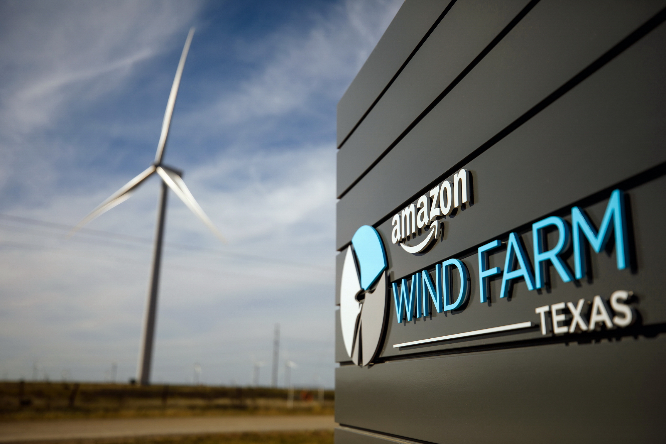 亞馬遜投資太陽能及風力發電等設備，推動再生能源使用。（亞馬遜圖片）