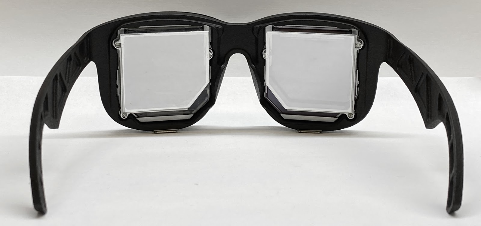 這款VR眼鏡重量為10克，其厚度少於9mm。（Facebook網上圖片）