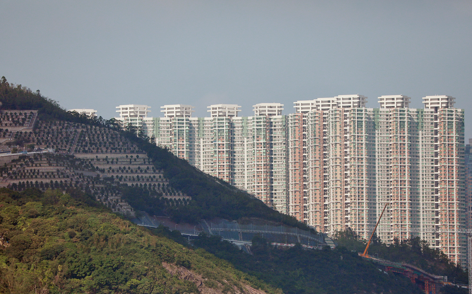 香港寸金尺土，不單在生時有居住問題，死後也面對相同困難。（信報資料圖片）