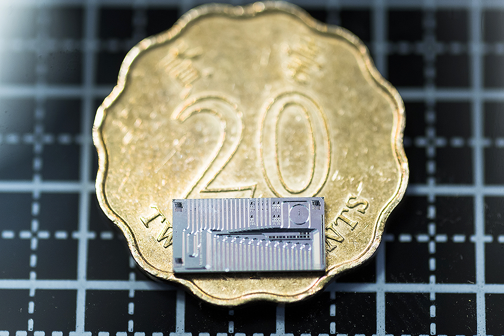 「微環諧振器」比一個2角硬幣還要細，團隊研究成果近期在《自然通訊》發表。（城大圖片）
