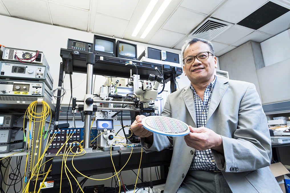 城大物理學系副教授朱世德博士開發的「微環諧振器」新型芯片。（城大圖片）