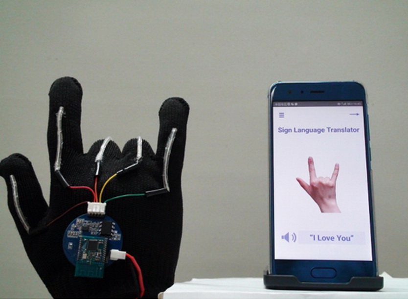 智能手套通過手機App把美式手語實時翻譯為英文語音。（UCLA圖片）