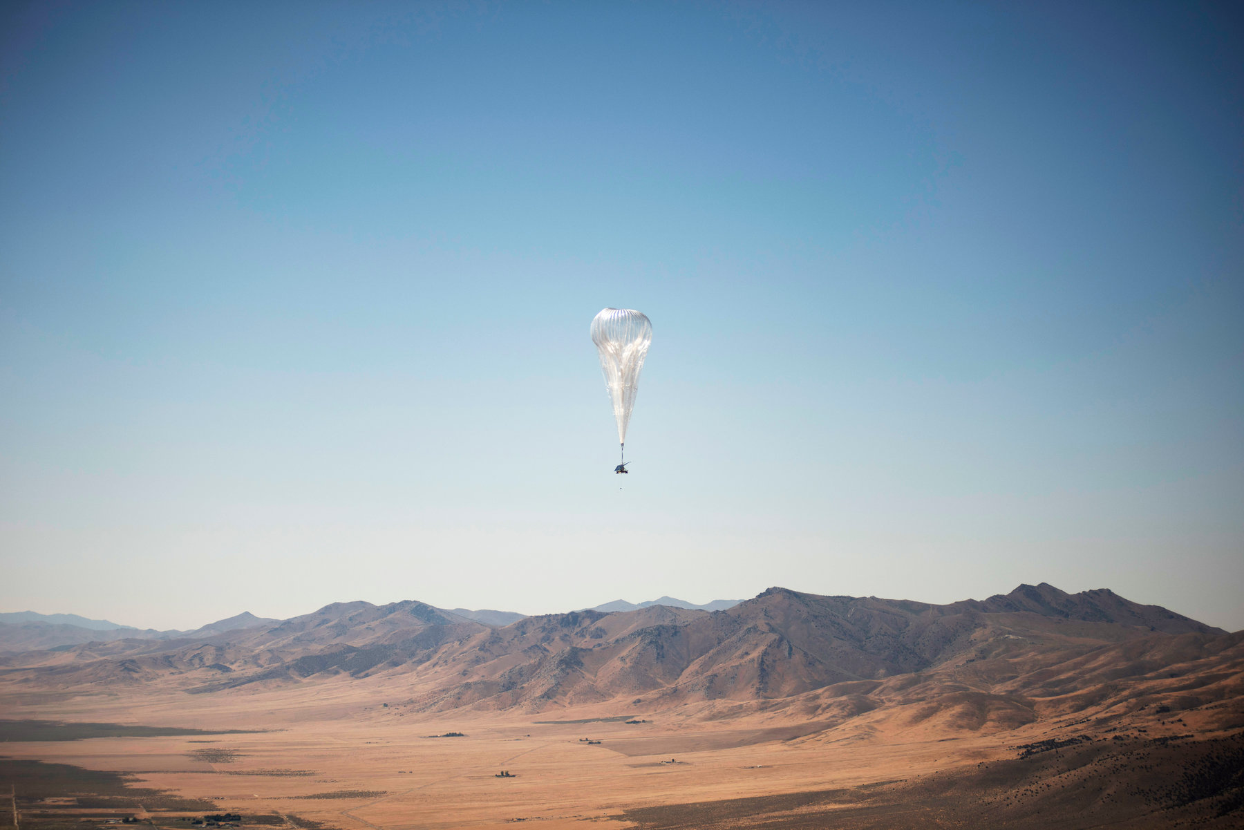 Loon高空氦氣球把互聯網信號傳輸到地面站及個人設備，成本比地面鋪設電纜或發射站相宜。（Loon網上圖片）