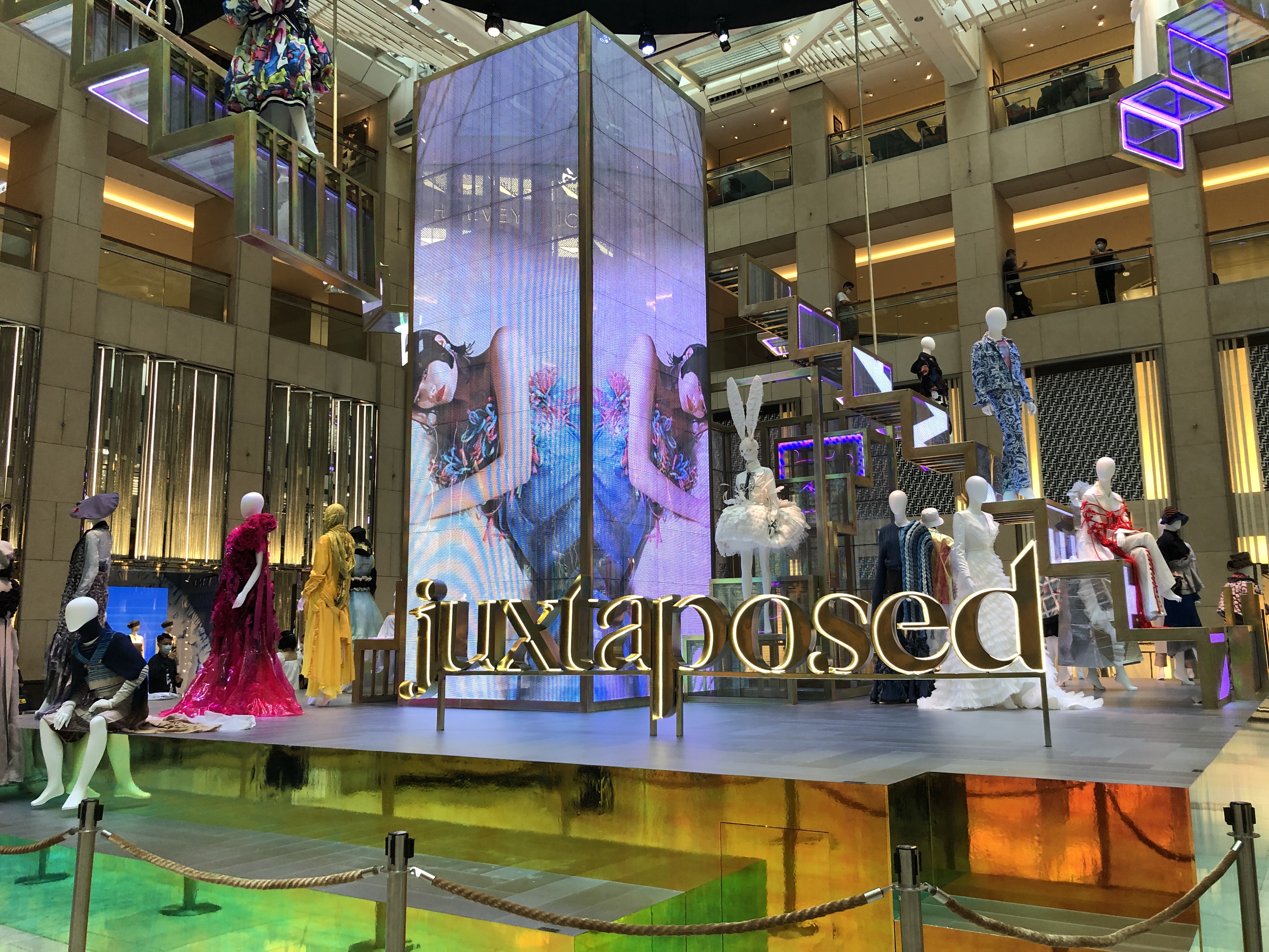 中環罝地廣場中庭早前舉辦JUXTAPOSED 2020展覽，展示了75位本地時裝設計師的設計。（受訪者提供圖片）