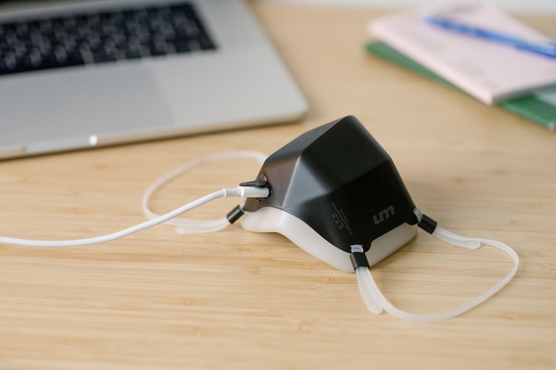 紫外光口罩以USB-C端子充電，一次最多連續使用6小時。（Kickstarter圖片）