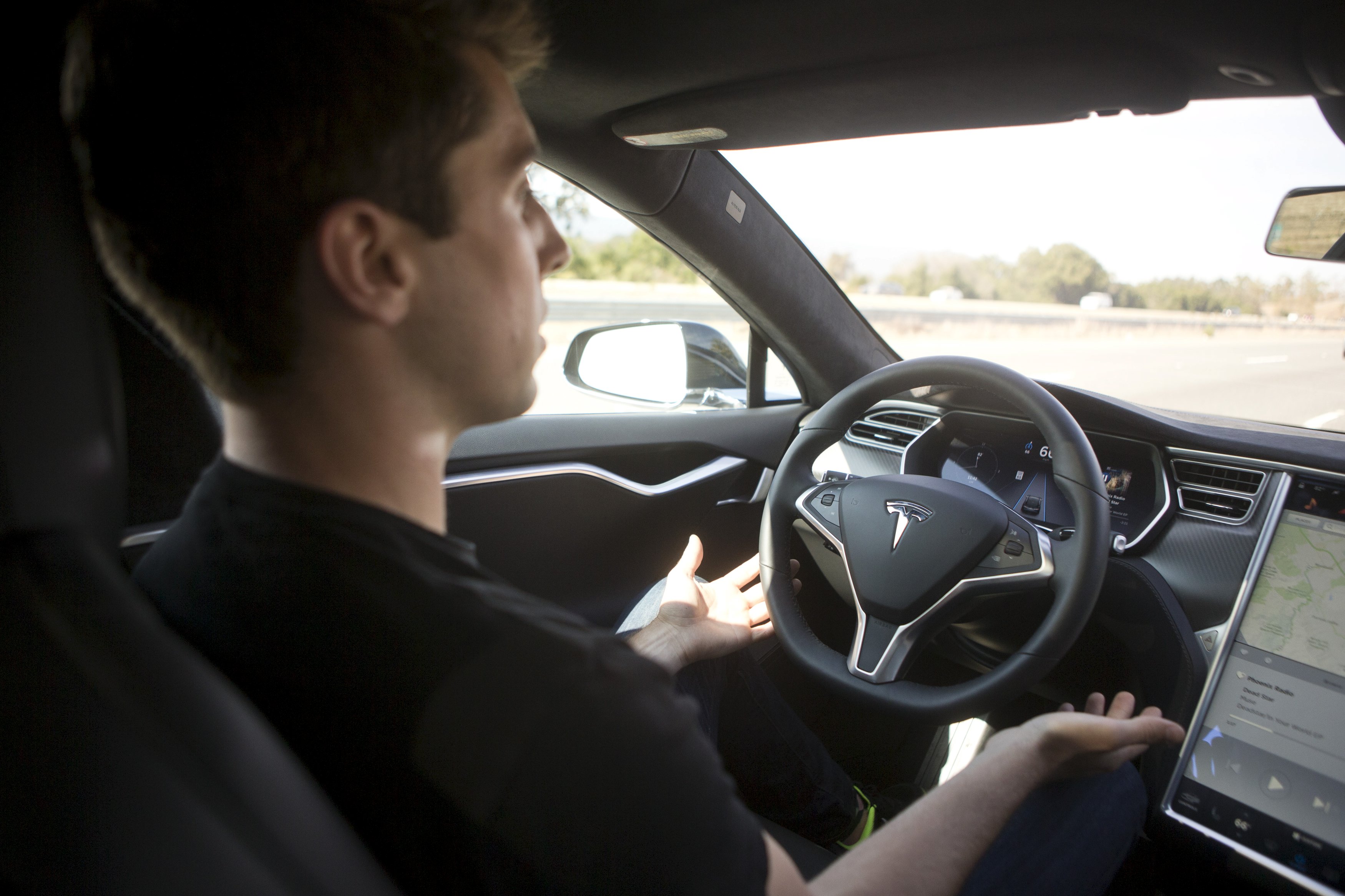 Tesla的自駕技術屬L2級別，僅比傳統車廠高一級，駕駛者大部分時間仍須親自控制軚盤和油門。（路透資料圖片）