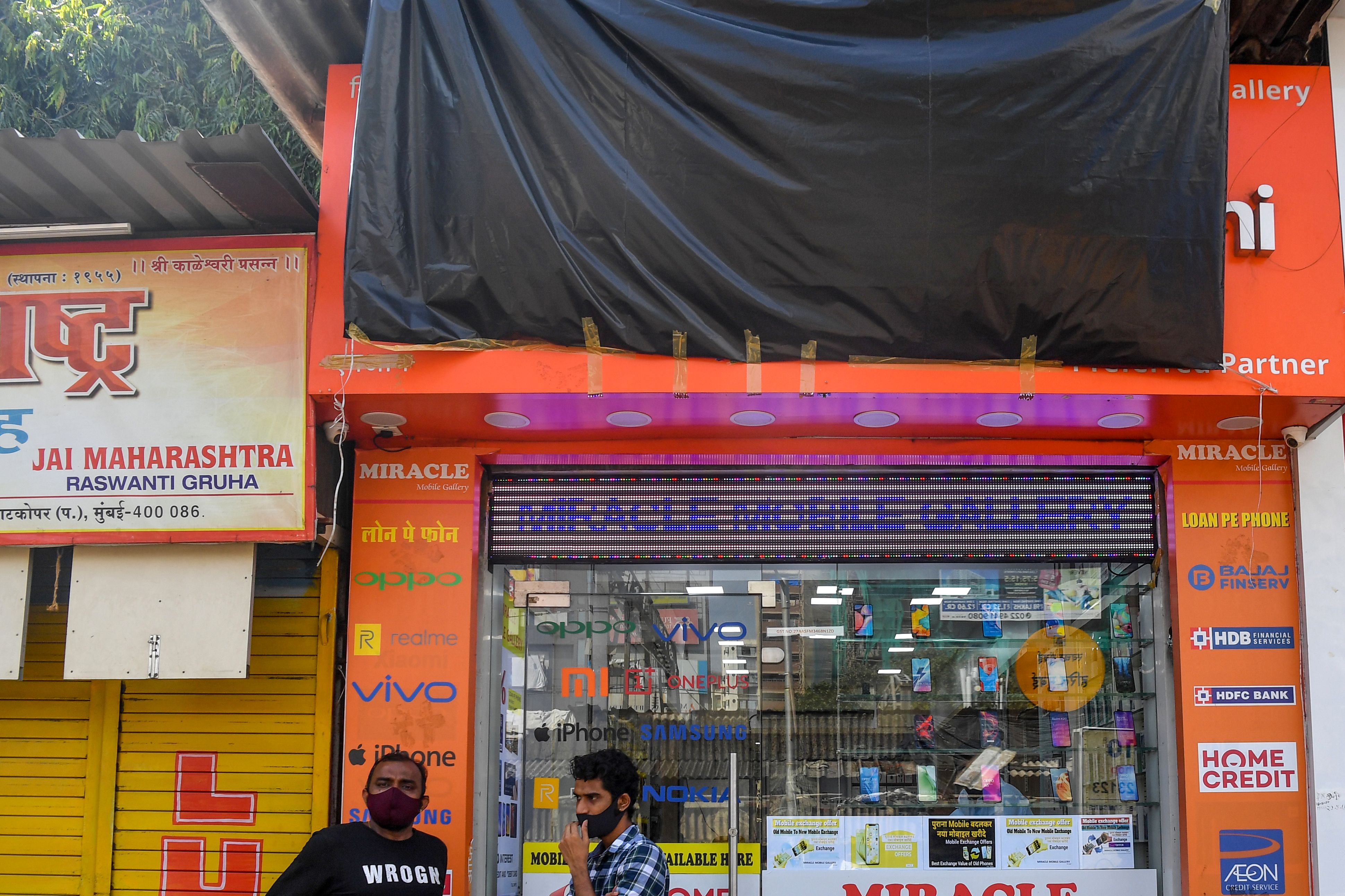 今年邊境衝突後，印度人「抵制華貨」群情洶湧，當地的小米門市要用黑布遮店名。（法新社資料圖片）