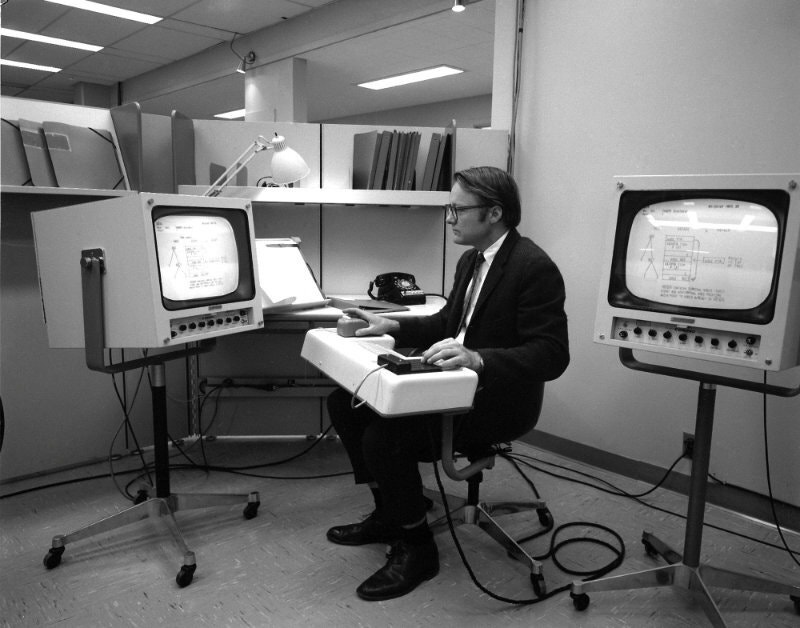William English於1960年代後期示範滑鼠應用。（SRI International圖片）