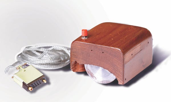 第一代滑鼠以松木小盒子製成，外觀跟現代滑鼠不盡相同。（維基百科圖片）