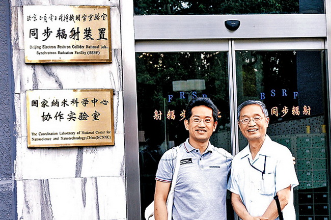 王南不時向本身是中科院物理學教授的舅父謝一岡（右）請教。（受訪者提供圖片）