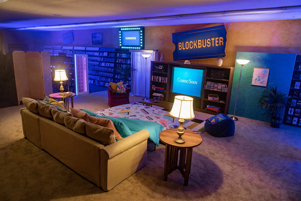 Airbnb網站顯示，店內放置了梳化及大型電視，影碟及小食隨時取用。（Airbnb圖片）