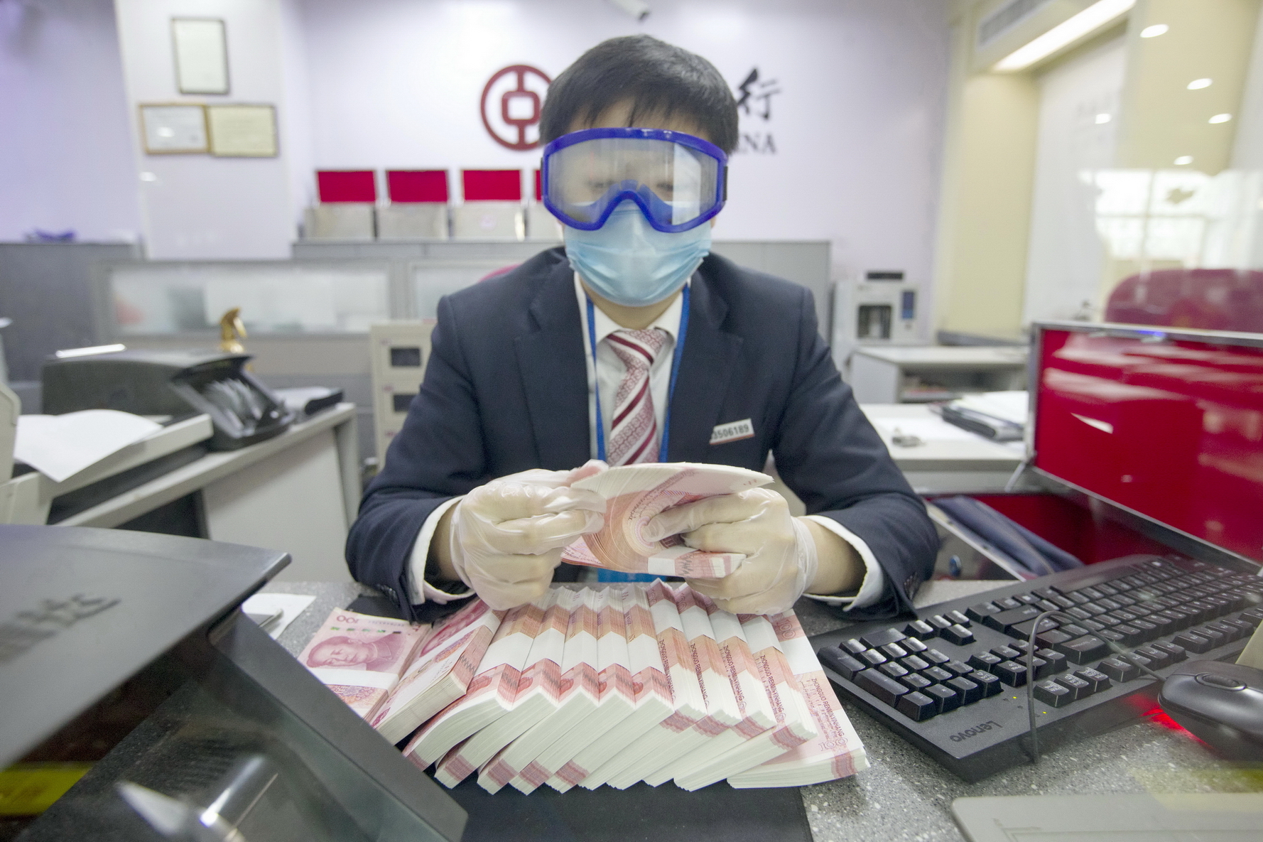 中國化身「零現金國度」，客觀好處是防止鈔票傳播病毒，方便監控資金流向，協助反貪和控制走資。（中新社資料圖片）