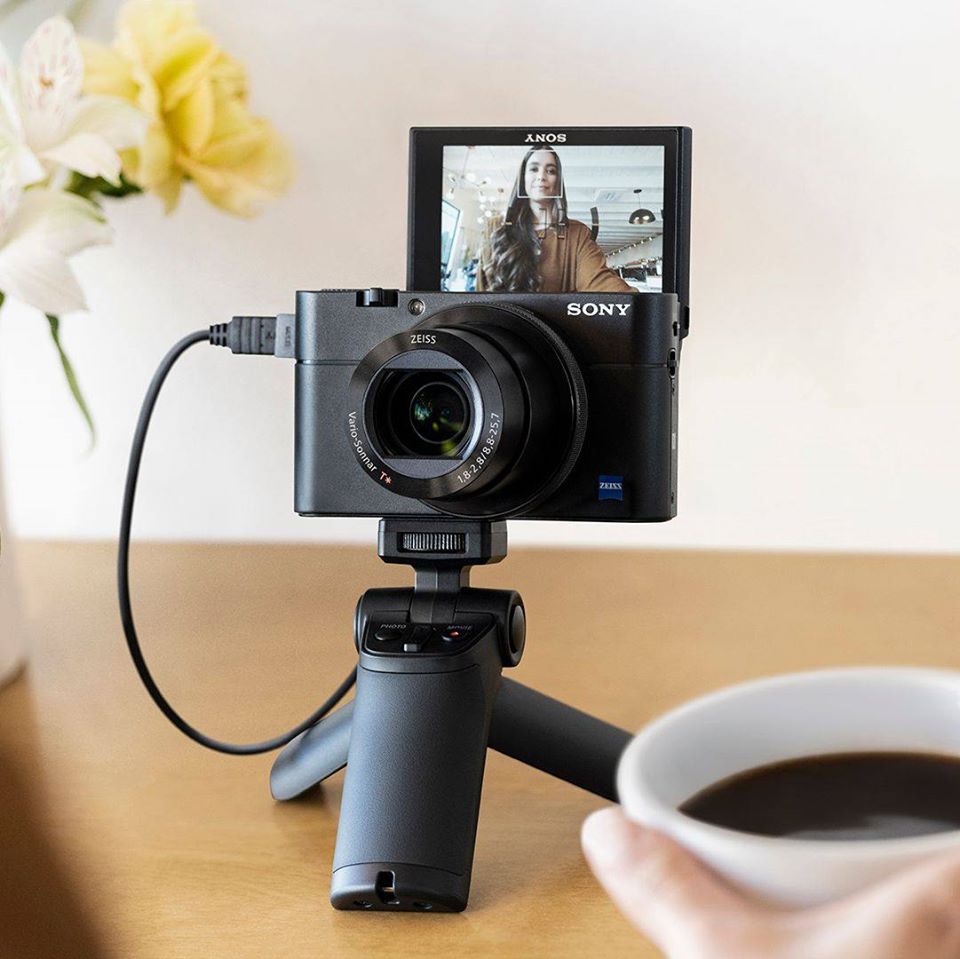 買一部Webcam要1000元，但買一部全功能相機也只是2000元多，那麼誰還會買Webcam？（Sony fb圖片）